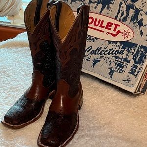 Excellent cowboy boot for woman. Worn once. Popular brand!